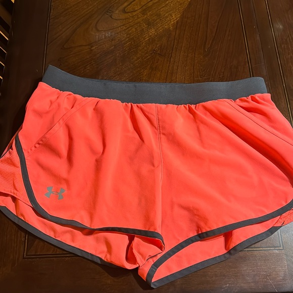 Under Armour Heat Gear shorts with pockets in size large - Picture 1 of 4